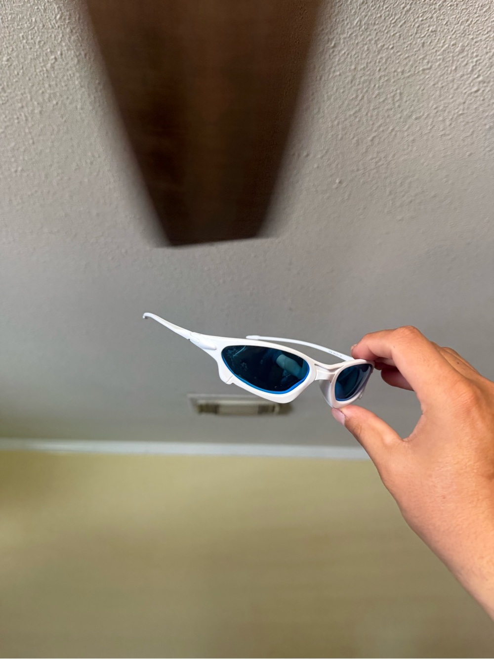 White Sunglasses with Blue Lenses - Fashion Sunglass Accessory oaklwy
